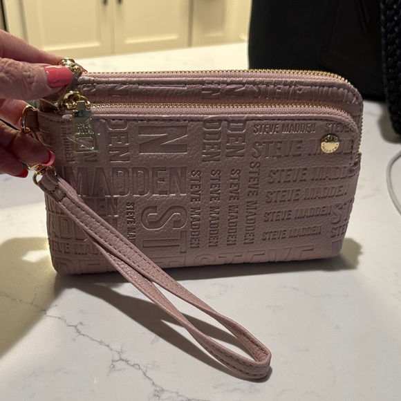 Steve Madden Pink Embossed Wristlet New, never worn - Picture 2 of 6